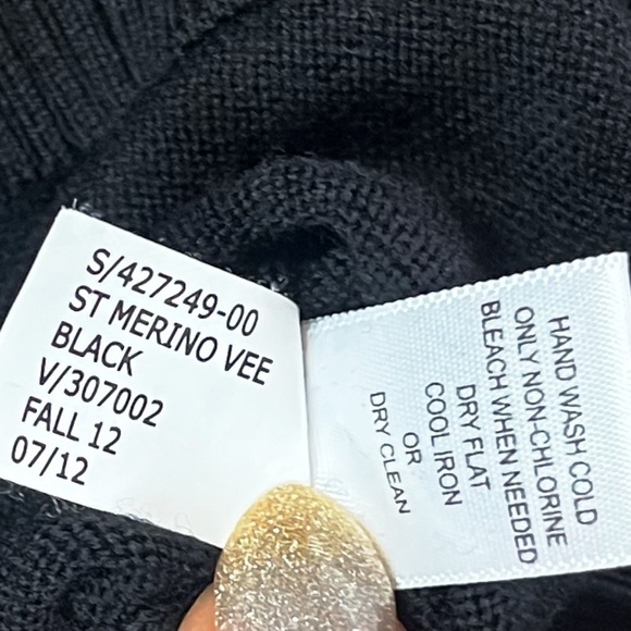 Banana Republic Men’s Black V Neck Sweater Merino Wool Knit Pullover Large - Picture 6 of 6